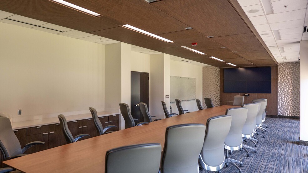 More Photos Of 600 Wilshire Dr, Troy Office For Sale