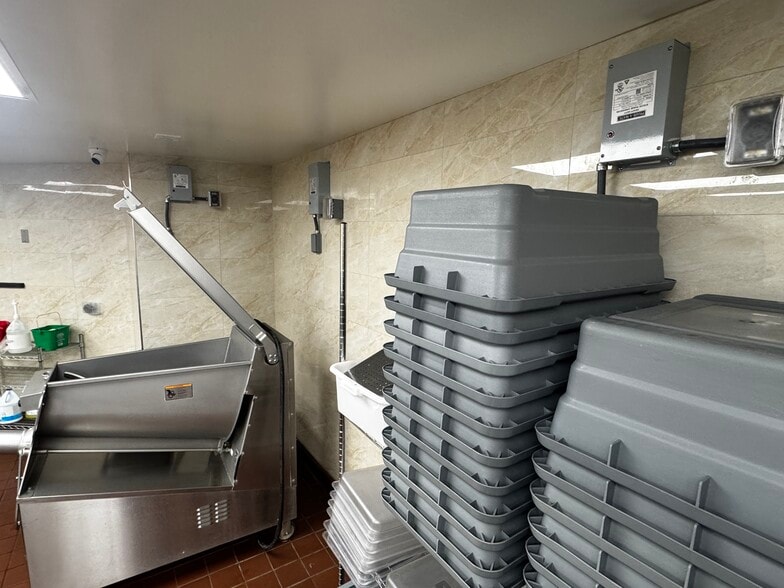 More Photos Of 3238 Foothill Blvd, Glendale Freestanding For Sale