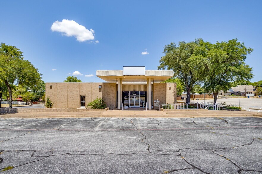 Primary Photo Of 2225 Vatican Ln, Dallas Medical For Sale