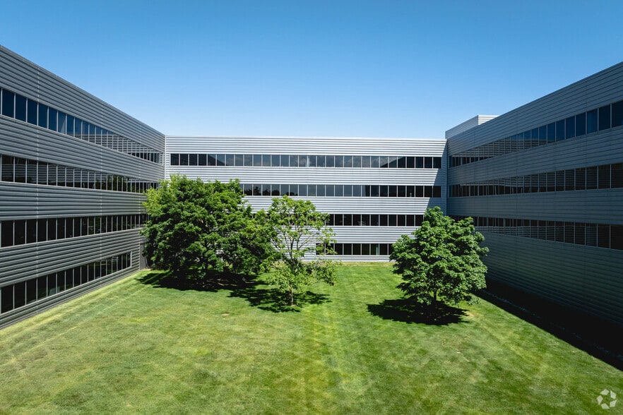 More Photos Of 3000 University Dr, Auburn Hills Office For Sale