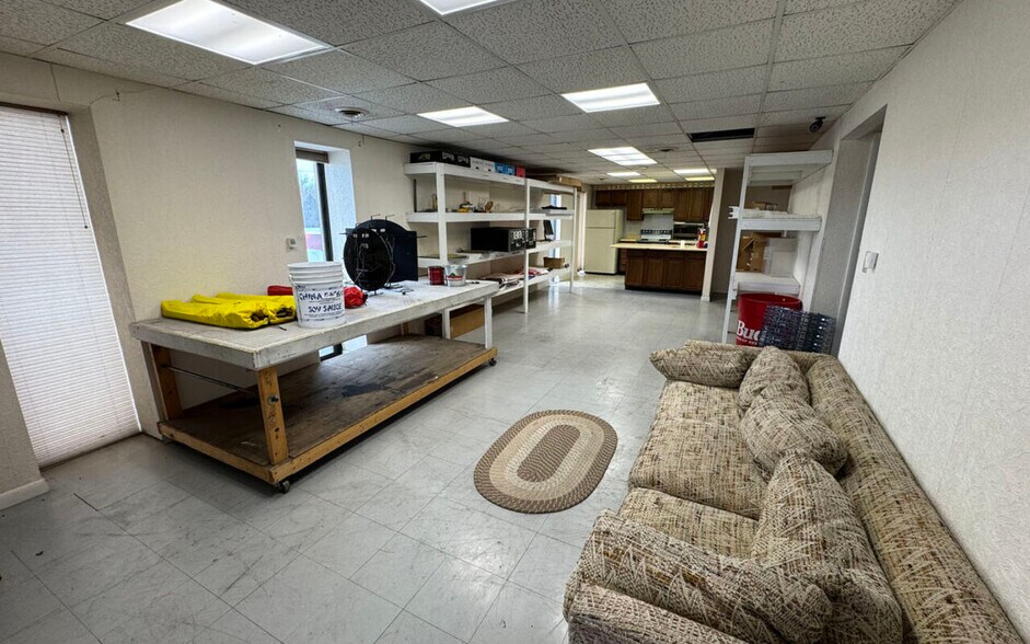 More Photos Of 425 N Broadway Ave, Riverton Light Distribution For Sale