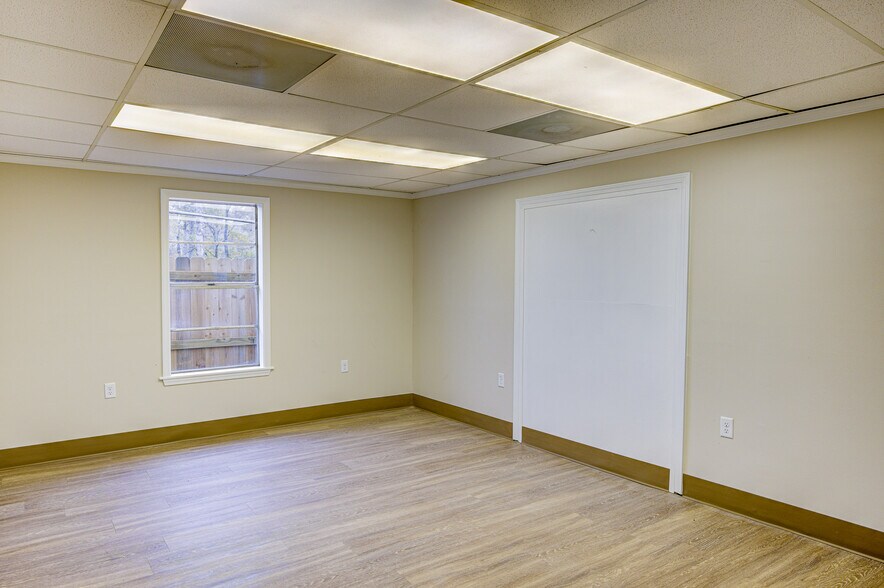 More Photos Of 6889 Paxton Rd, Vicksburg Office For Sale