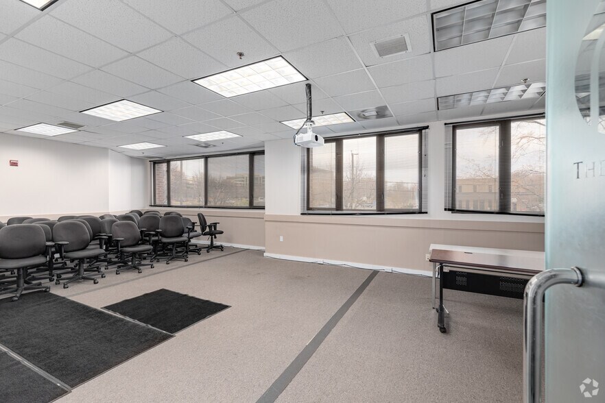 More Photos Of 1964 Gallows Rd, Vienna Office For Sale