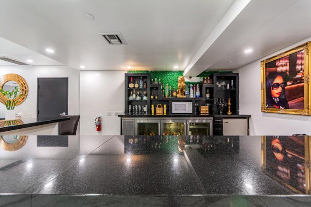 More Photos Of 4225 Crenshaw Blvd, Los Angeles Bar For Lease