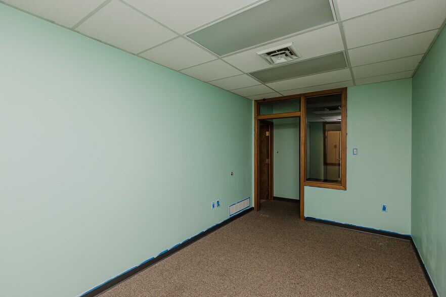 More Photos Of 724 N Main St, Newton Storefront For Sale