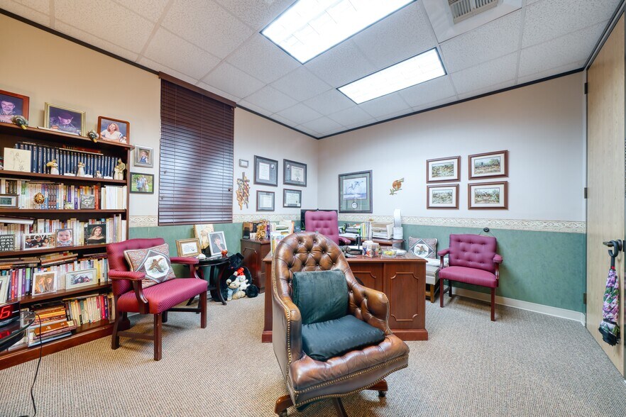 More Photos Of 15430 Ridge Park Dr, Houston Office For Sale
