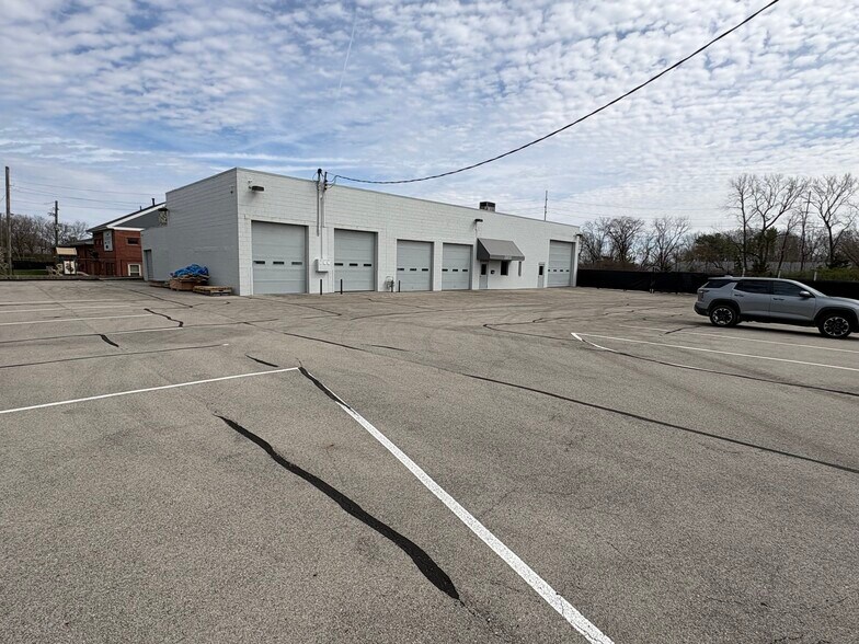 More Photos Of 5513 N Oxford St, Indianapolis Service For Lease