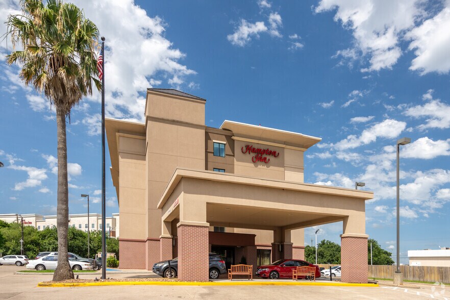 More Photos Of 8620 Airport Blvd, Houston Hotel For Sale
