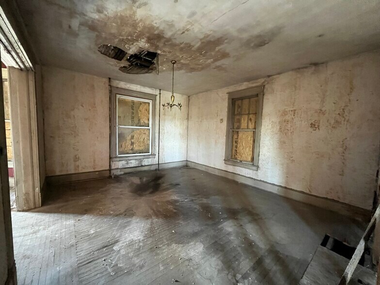 More Photos Of 17 Corling St, Petersburg Flex For Sale