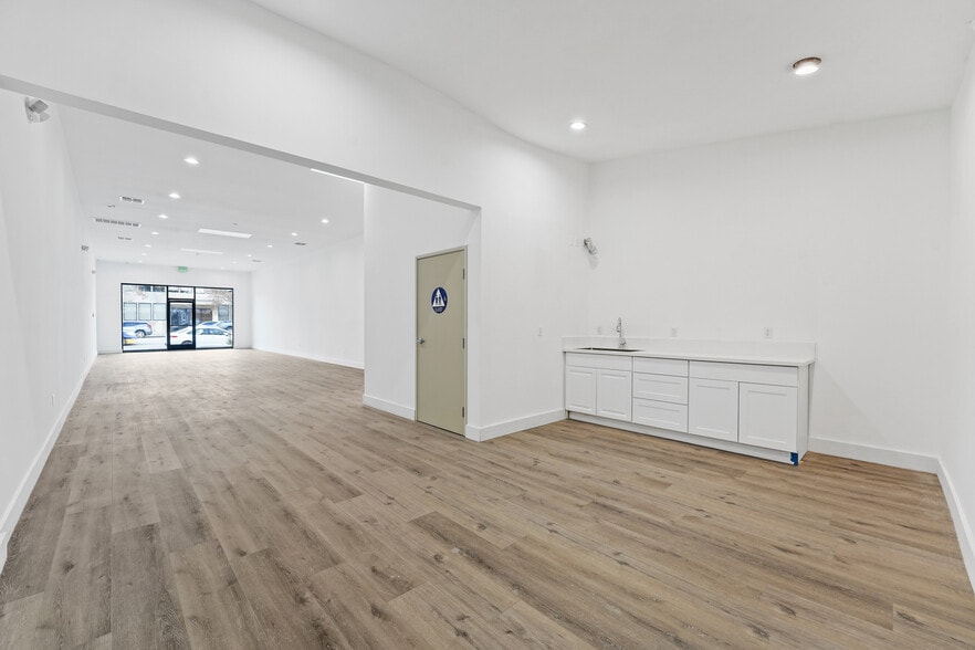 More Photos Of 5310-5314 Laurel Canyon Blvd, Valley Village Freestanding For Sale