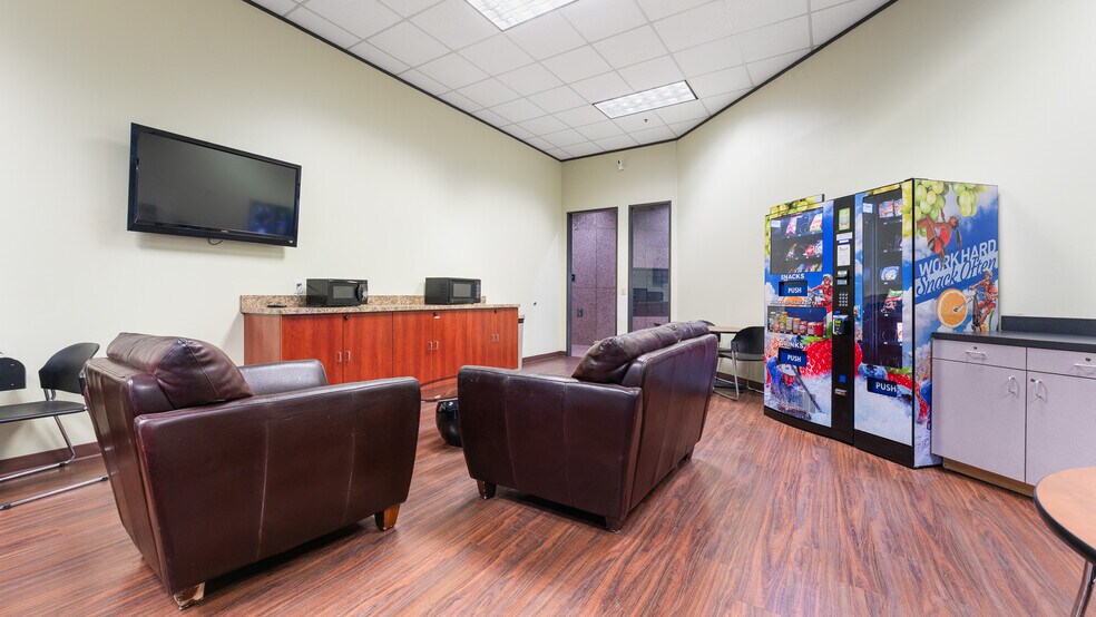 More Photos Of 9101 Lyndon B Johnson Fwy, Dallas Office For Lease