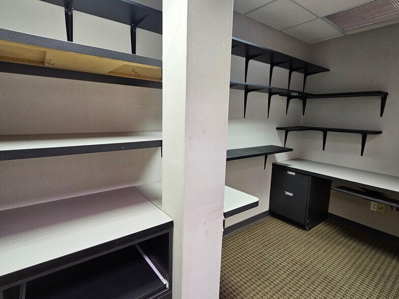 More Photos Of 202 E Main St, Huntington Medical For Lease