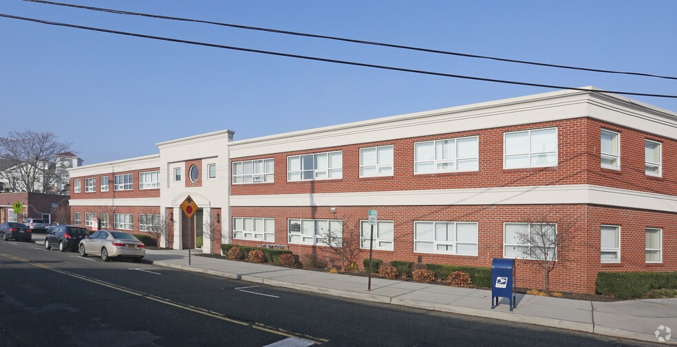 More Photos Of 31 Oak St, Patchogue Medical For Lease