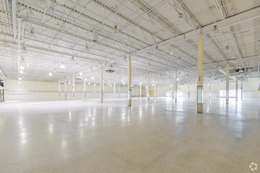 More Photos Of 35 Mapleview Dr W, Barrie Unknown For Lease