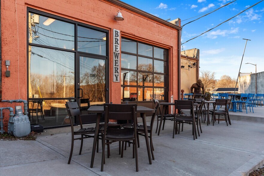 More Photos Of 451 S Thompson Ave, Excelsior Springs Bar For Sale
