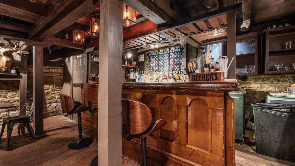 More Photos Of 313 Broadway E, Granville Hotel For Lease