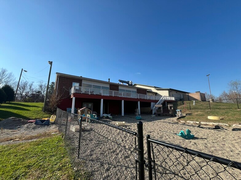 More Photos Of 412 S Madison Ave, North Vernon Flex For Sale