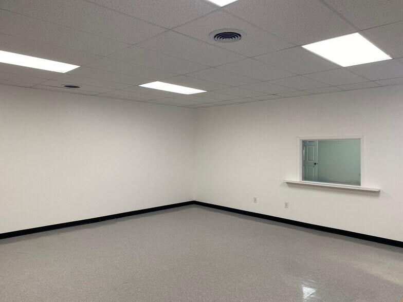 More Photos Of 1904 Hialeah Dr, Seabrook Light Manufacturing For Lease