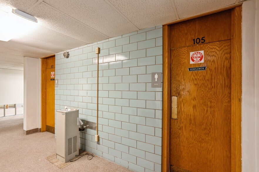 More Photos Of 202-210 W State St, Marshalltown Office For Sale