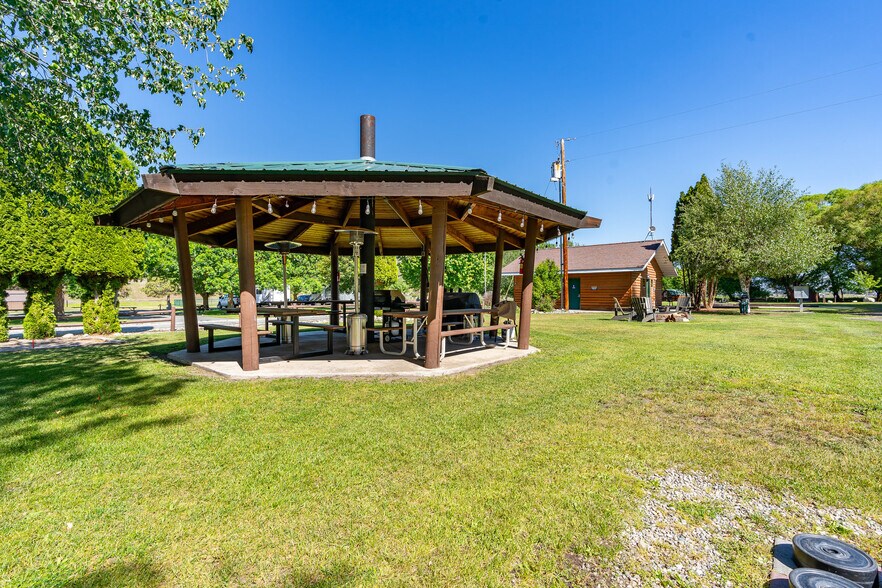 More Photos Of 8 W Curlew Lake Rd, Republic Self Storage For Sale