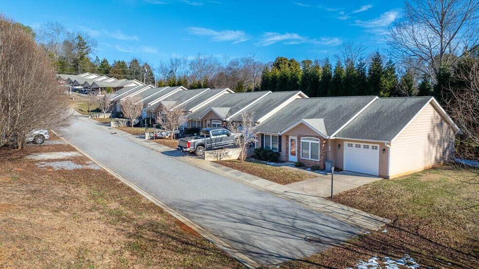 More Photos Of 520 Baird Cove Rd, Franklin Multifamily For Sale