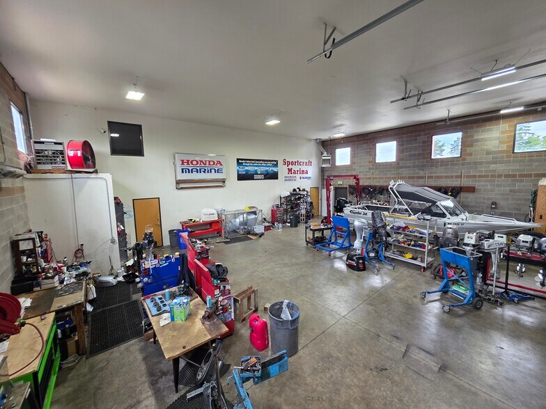 More Photos Of 13200-13210 SE Mcloughlin Blvd, Milwaukie Showroom For Lease