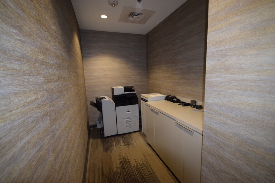 More Photos Of 5 Statehouse Plz, Little Rock Office For Sale