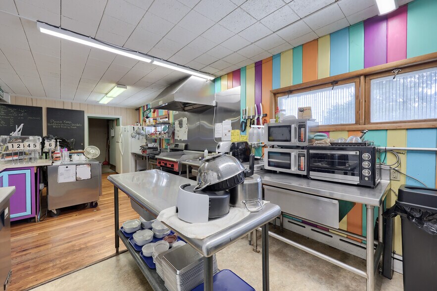 More Photos Of 157 E Broadway, Red Lion Restaurant For Sale