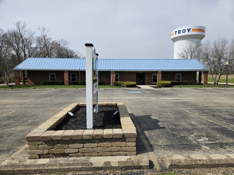 More Photos Of 1314 Barnhart Rd, Troy Office For Lease