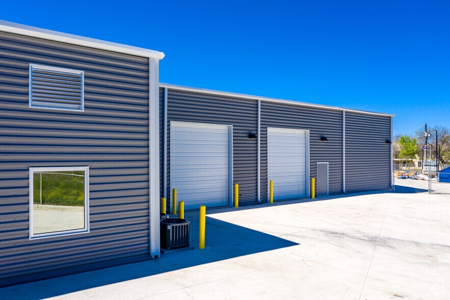 More Photos Of 8107 Interchange Pky, San Antonio Light Distribution For Lease