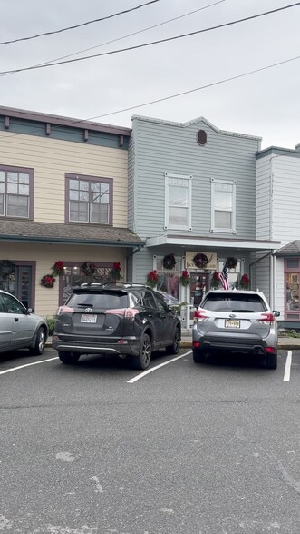 More Photos Of 9 NW Front St, Coupeville General Retail For Sale