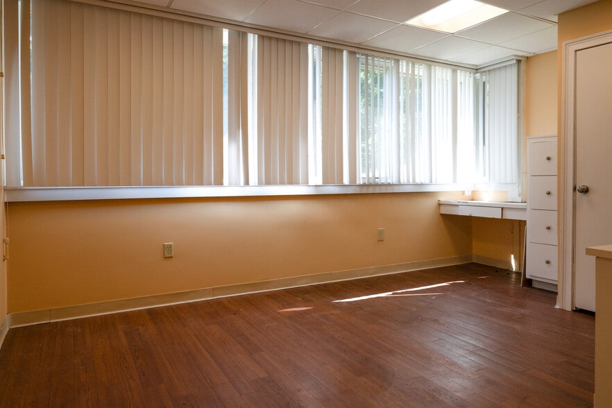 More Photos Of 435 Furnace St, Marshfield Medical For Lease
