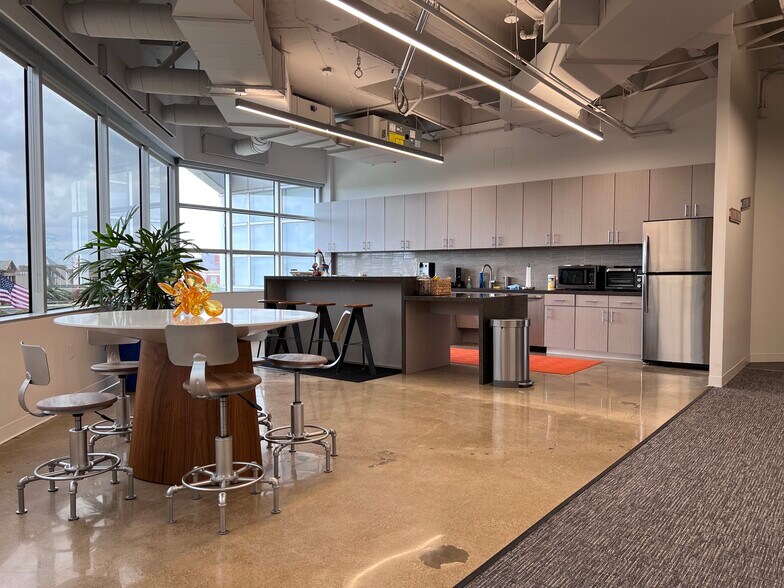 More Photos Of 3800 Maple Ave, Dallas Office For Lease