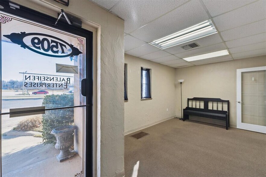 More Photos Of 7505-7509 NW 23rd St, Bethany Medical For Sale