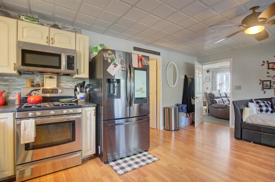 More Photos Of 17 Wilder St, Conway Hotel For Sale