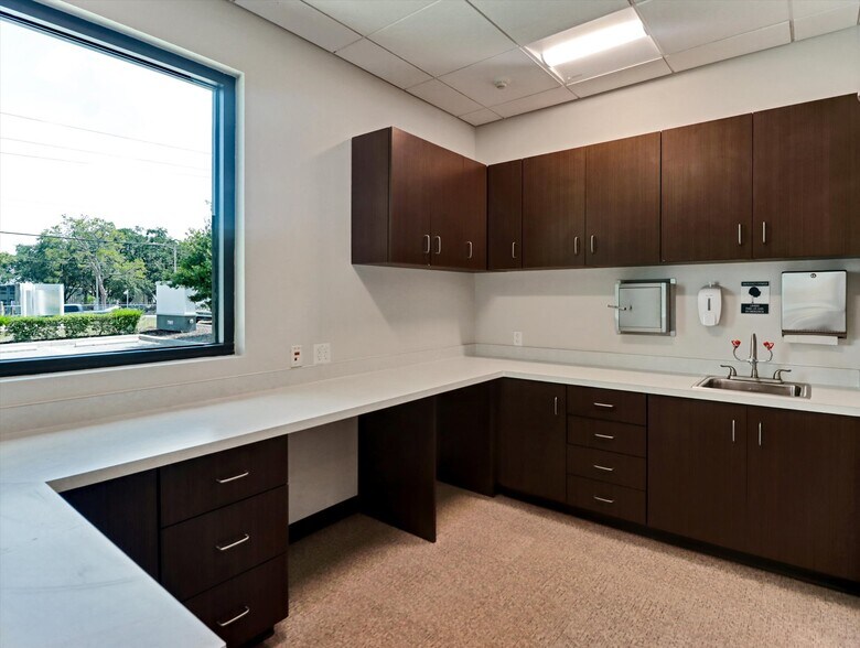 More Photos Of 7901 Palm River Rd, Tampa Medical For Lease
