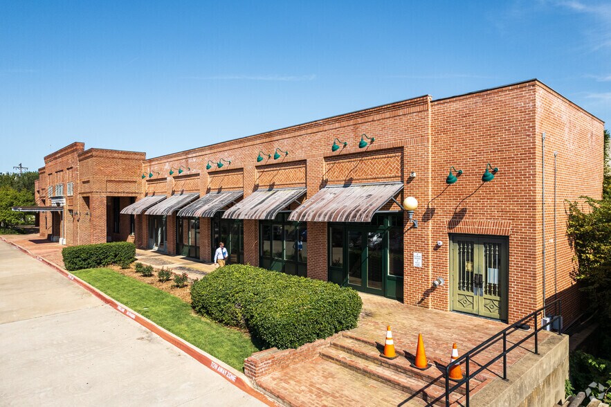 More Photos Of 611 S Main St, Grapevine Office For Lease