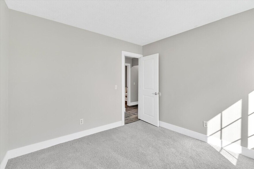 More Photos Of 946 Vincent Ct, Lansing Apartments For Sale