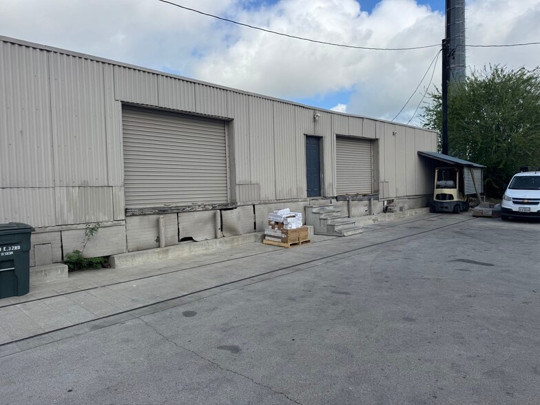 More Photos Of 100 E 32nd St, Bryan Freestanding For Lease