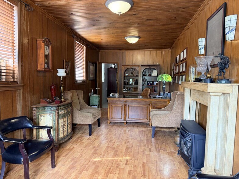 More Photos Of 114 Dogwood Ave, Middleton Auto Repair For Sale