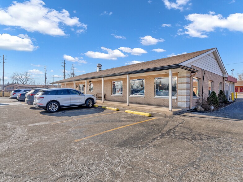 More Photos Of 2889 Howard Av, Windsor Hotel For Sale