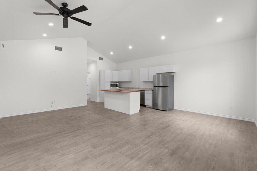 More Photos Of 870-872 Waco St, Kingsland Multifamily For Sale