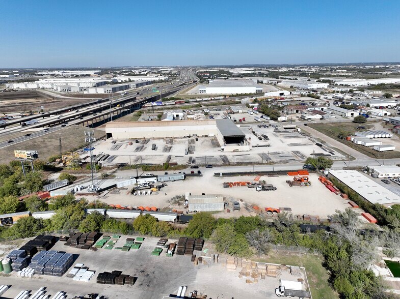 More Photos Of 2420 NE 35th St, Fort Worth Service For Lease