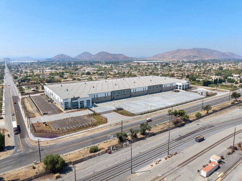 Primary Photo Of 19275 Slover Ave, Bloomington Warehouse For Lease