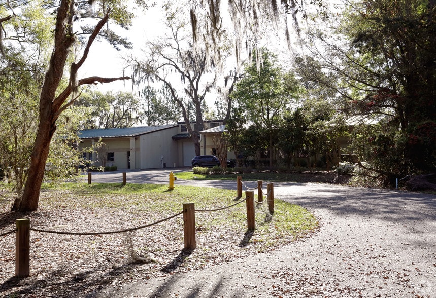 More Photos Of 16 Finch St, Hilton Head Warehouse For Lease