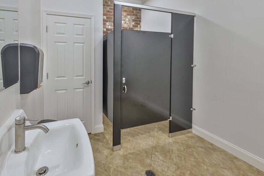 More Photos Of 115 Neal St, Martin General Retail For Sale