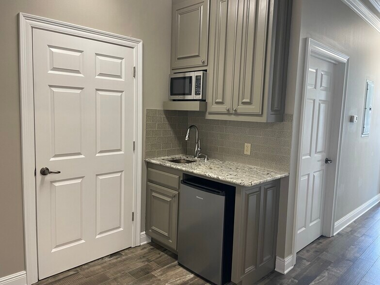 More Photos Of 14635 S Harrell's Ferry Rd, Baton Rouge Office For Sale