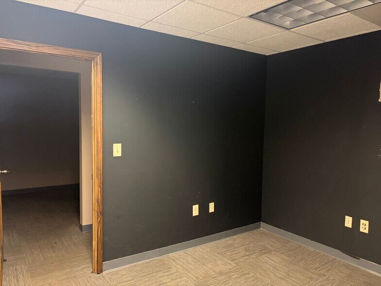 More Photos Of 47 Alice Dr, Akron Office For Lease