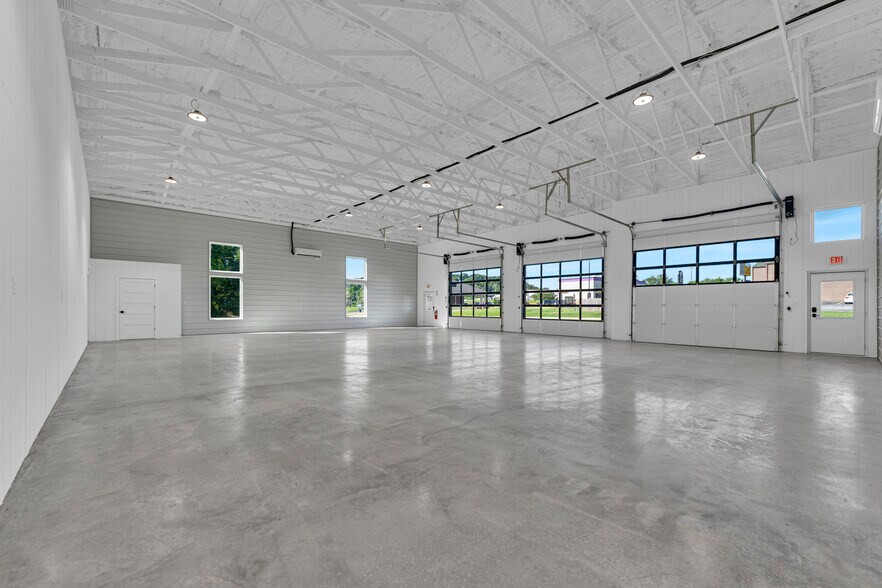 More Photos Of 116 College Rd, Pineville Light Distribution For Lease