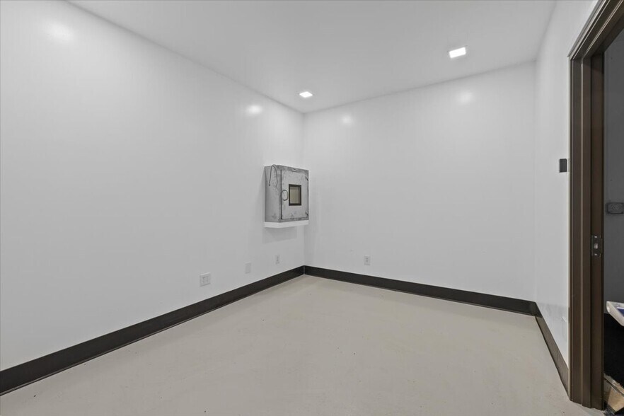 More Photos Of 1501 Sage Rd, Medford Warehouse For Sale